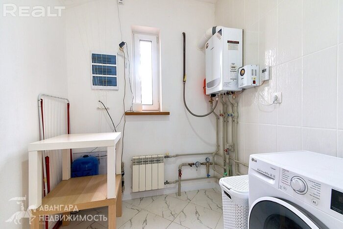 С водопроводом, газом и не в СТ. В поселке рядом с Минском срочно продают современный дом с мебелью и техникой