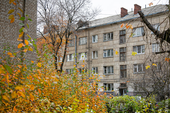 «Соседи и общая кухня − это тут не самое страшное». Шокирующий репортаж из минской коммуналки