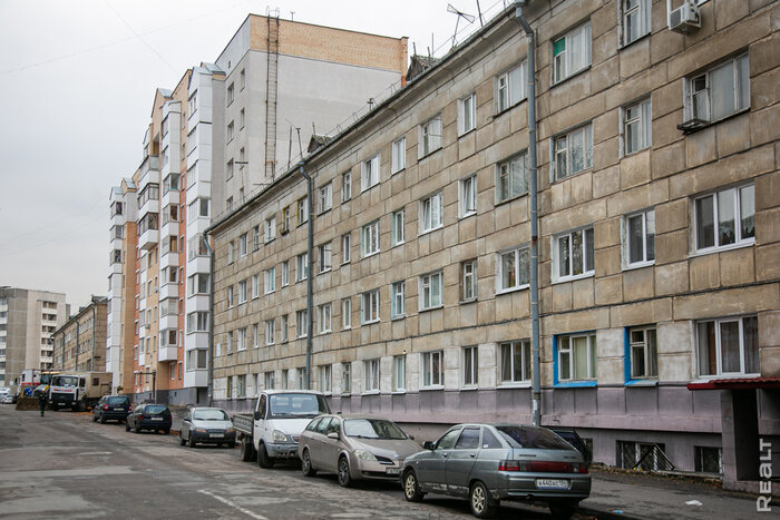 «Соседи и общая кухня − это тут не самое страшное». Шокирующий репортаж из минской коммуналки