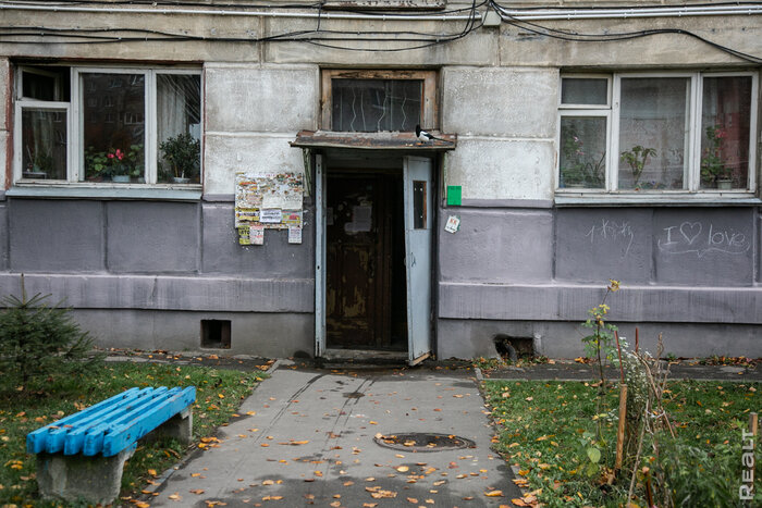 «Соседи и общая кухня − это тут не самое страшное». Шокирующий репортаж из минской коммуналки