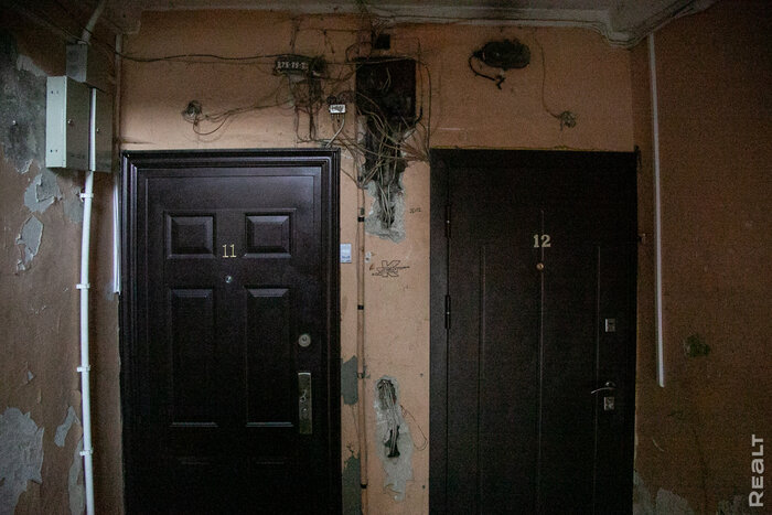 «Соседи и общая кухня − это тут не самое страшное». Шокирующий репортаж из минской коммуналки