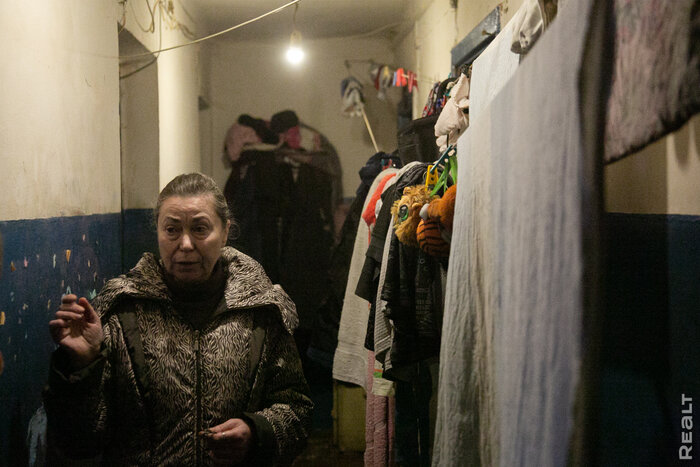 «Соседи и общая кухня − это тут не самое страшное». Шокирующий репортаж из минской коммуналки