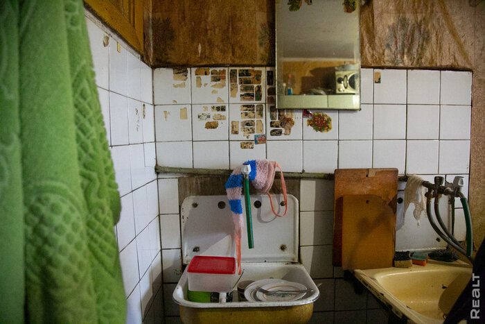 «Соседи и общая кухня − это тут не самое страшное». Шокирующий репортаж из минской коммуналки