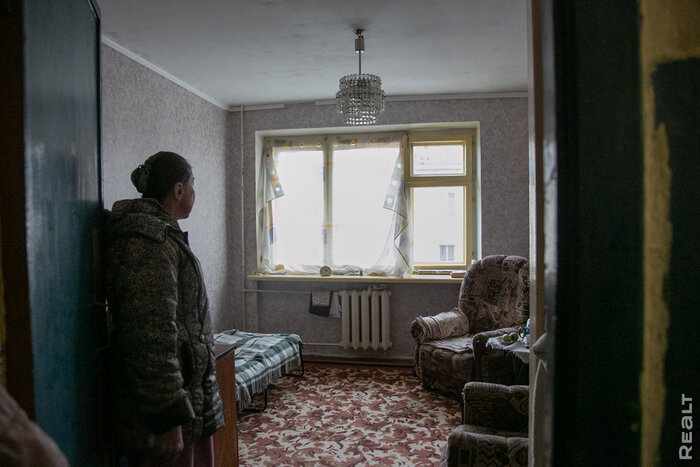 «Соседи и общая кухня − это тут не самое страшное». Шокирующий репортаж из минской коммуналки