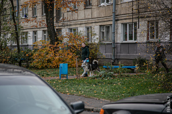 «Соседи и общая кухня − это тут не самое страшное». Шокирующий репортаж из минской коммуналки