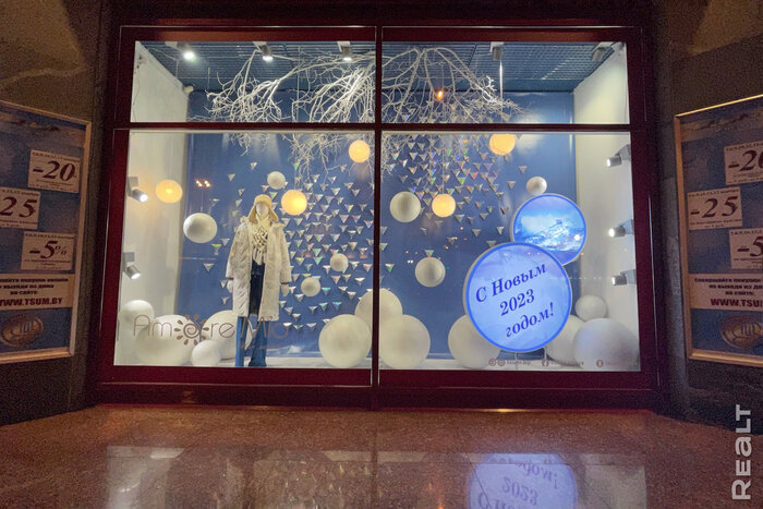 ГУМ и ЦУМ уже украсили витрины к Новому году. Какие вам больше нравятся? Голосуйте!