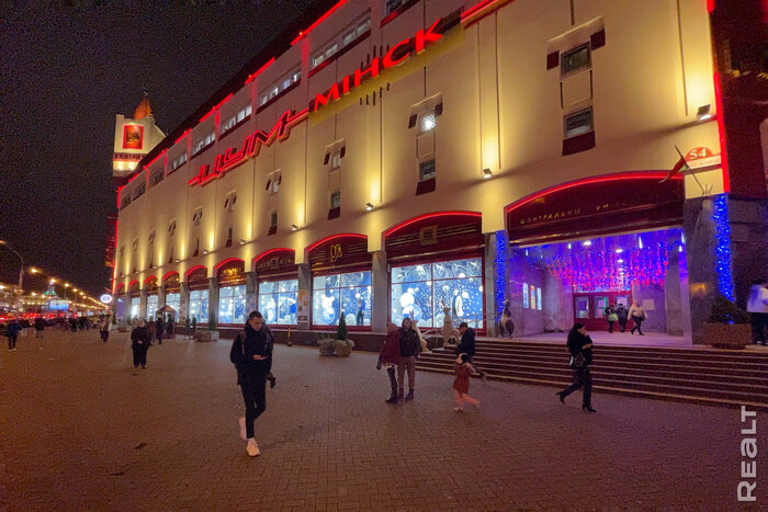 ГУМ и ЦУМ уже украсили витрины к Новому году. Какие вам больше нравятся? Голосуйте!