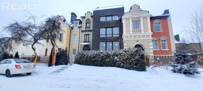 Дом с фасадом из 7 стилей от готики до модерна. Посмотрите, какое необычное здание сдается в Минске