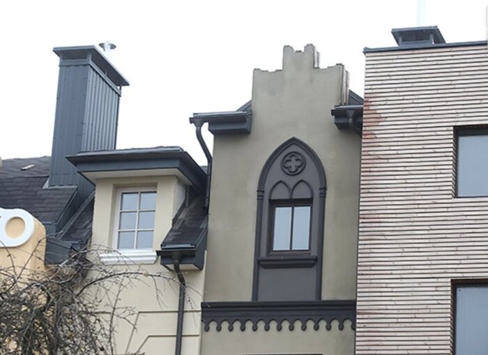 Дом с фасадом из 7 стилей от готики до модерна. Посмотрите, какое необычное здание сдается в Минске