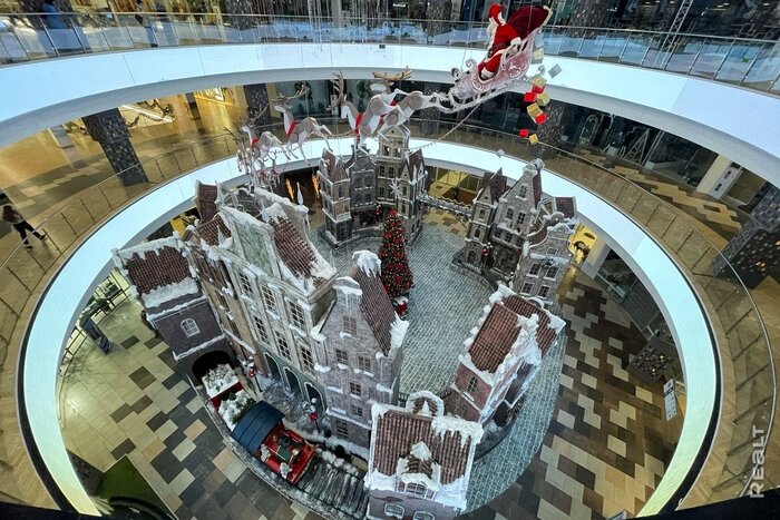 В "Дана Молл" открыли большую новогоднюю зону в виде сказочного города. Показываем изнутри