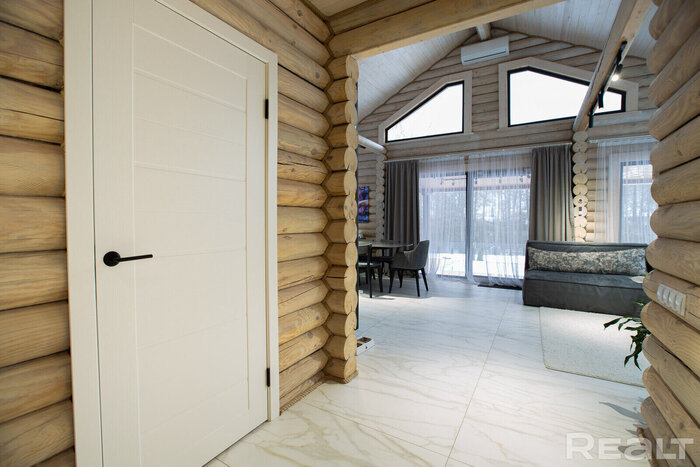 Деревянный дом на берегу Нарочи - современный, с панорамными окнами и стильным интерьером. Узнали цену