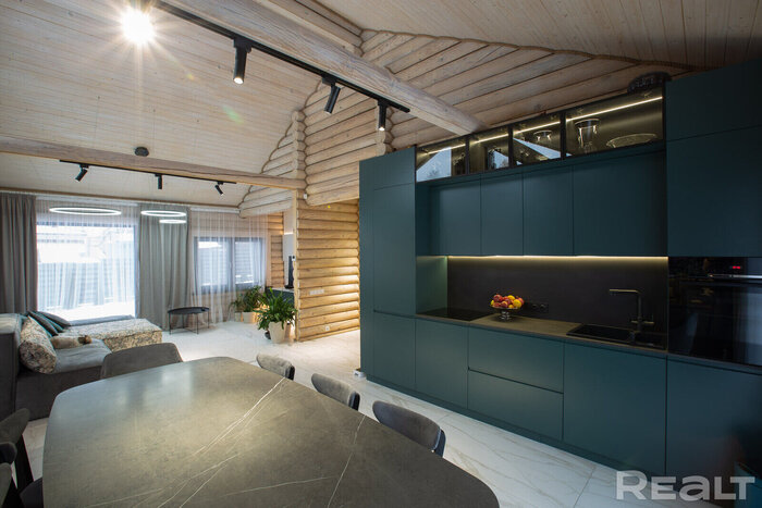 Деревянный дом на берегу Нарочи - современный, с панорамными окнами и стильным интерьером. Узнали цену