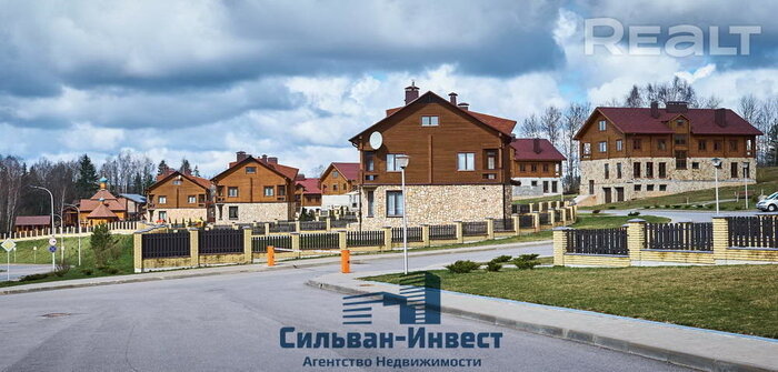 В элитном поселке возле Минска продают коттедж по очень хорошей цене. Смотрим, что за он