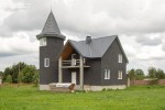 Для тех, кто ностальгирует по замкам. Под Минском недорого продают современный коттедж с башней