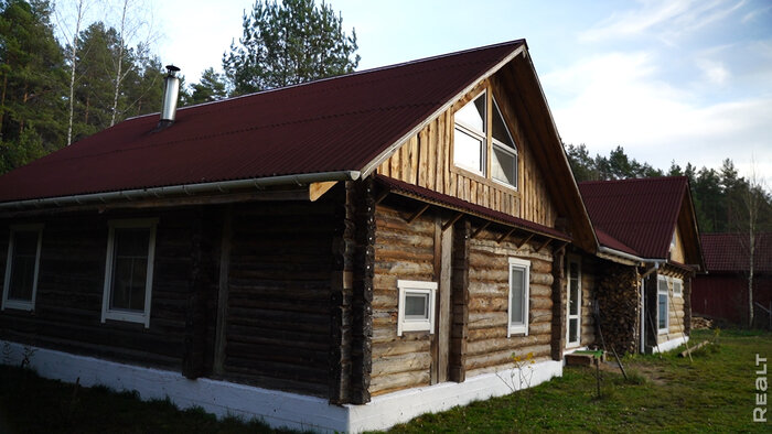 Белоруска вернулась из США, построила дом на Нарочи и перевезла две столетние хаты. Побывали у нее в гостях