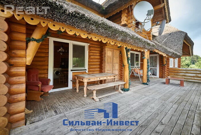 Напротив белорусского «Смолевуда». Рядом с площадкой «Беларусьфильма» продается дом, как из русской сказки