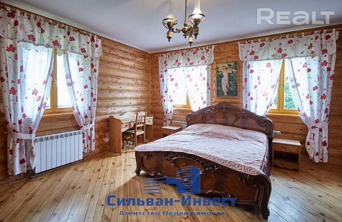 Напротив белорусского «Смолевуда». Рядом с площадкой «Беларусьфильма» продается дом, как из русской сказки