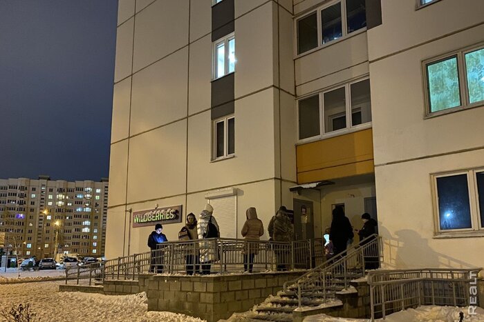 "Второй день не могу забрать товар". В пунктах выдачи Wildberries в Минске образовались очереди - люди стоят на морозе