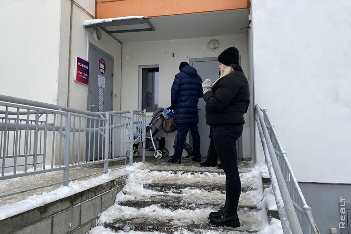 "Второй день не могу забрать товар". В пунктах выдачи Wildberries в Минске образовались очереди - люди стоят на морозе