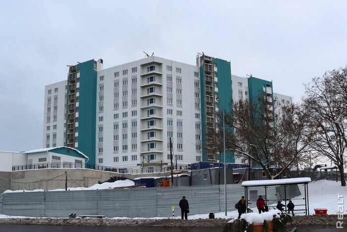Кажется, «дом-крепость» на Карастояновой не успеют сдать в срок. Посмотрели на многоэтажку у парка Дружбы народов