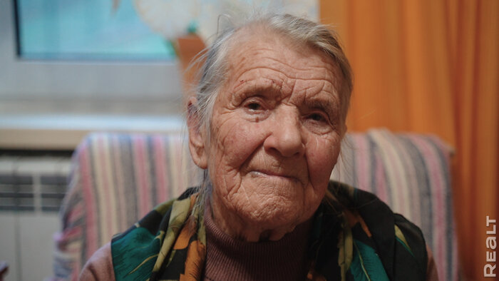 "Пан подарил нам лес, чтобы дед сел за него". Как живет 91-летняя последняя староверка в деревне на Нарочи