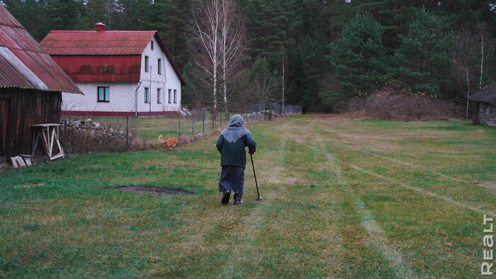 "Пан подарил нам лес, чтобы дед сел за него". Как живет 91-летняя последняя староверка в деревне на Нарочи