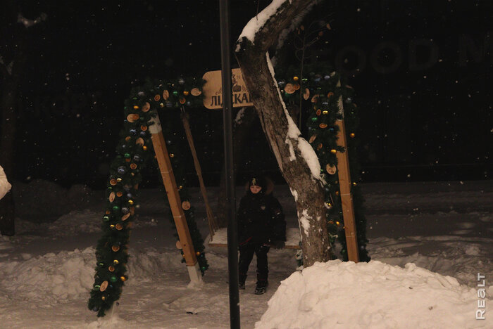 В Минске заработала первая уличная новогодняя ярмарка. Посмотрели, как она выглядит и что там продают