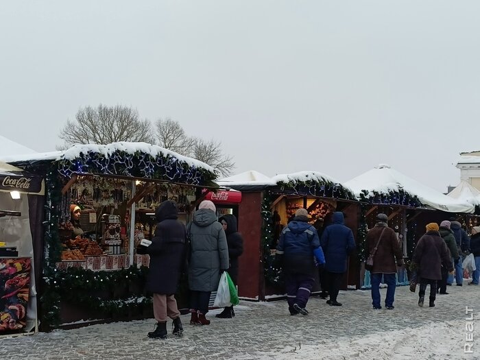 Сеты с улитками, чай из самовара и пиво как в "Гарри Поттере". В Минске открылась главная новогодняя ярмарка