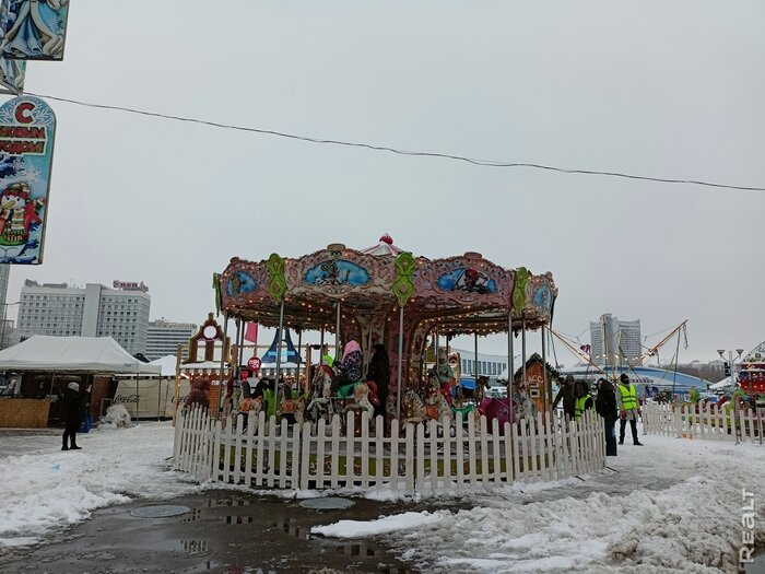 Сеты с улитками, чай из самовара и пиво как в "Гарри Поттере". В Минске открылась главная новогодняя ярмарка