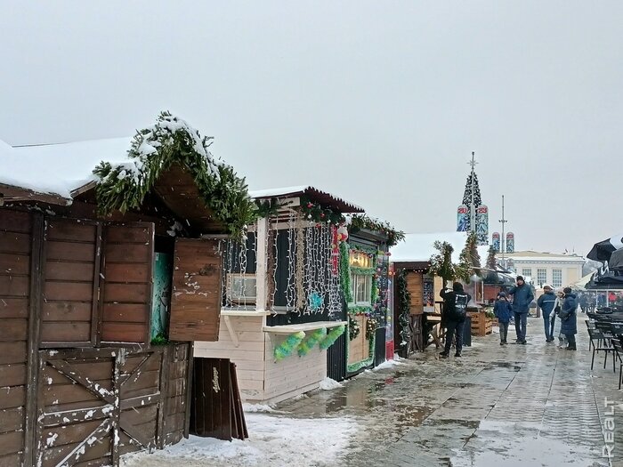 Сеты с улитками, чай из самовара и пиво как в "Гарри Поттере". В Минске открылась главная новогодняя ярмарка