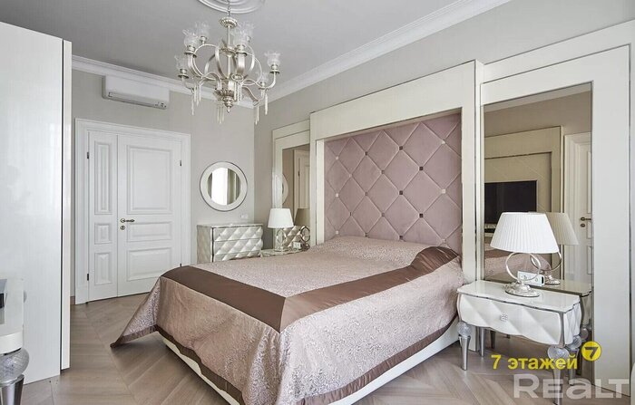 В историческом центре Минска на продажу выставили квартиру за 825 тысяч долларов. Смотрим, что там внутри