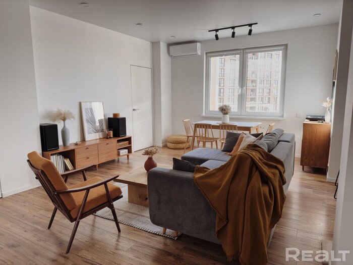 Минимализм, датские стулья и испанская сантехника. Как выглядит одна из самых дорогих квартир в ЖК «Парк Челюскинцев»