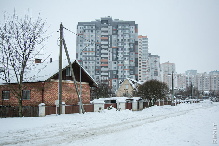 «Вода тут не очень, зато квартиру можно снять за 200 долларов». Прогулялись по новому Сухарево и пообщались с жителями