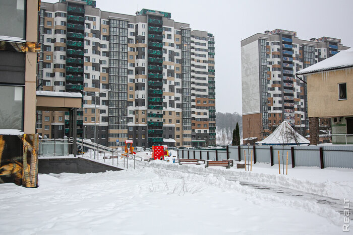 «Вода тут не очень, зато квартиру можно снять за 200 долларов». Прогулялись по новому Сухарево и пообщались с жителями