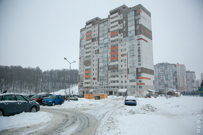 «Вода тут не очень, зато квартиру можно снять за 200 долларов». Прогулялись по новому Сухарево и пообщались с жителями