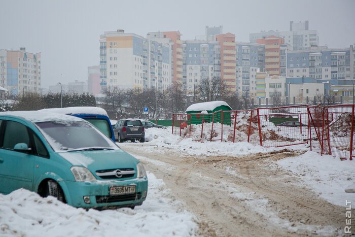 «Вода тут не очень, зато квартиру можно снять за 200 долларов». Прогулялись по новому Сухарево и пообщались с жителями