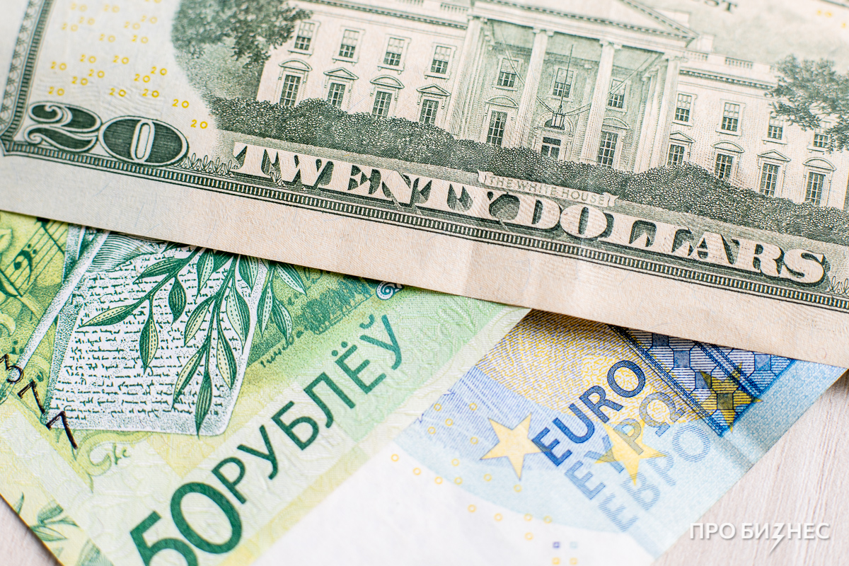 Доллар и евро растут уже две недели. Что будет дальше с курсом белорусского рубля?
