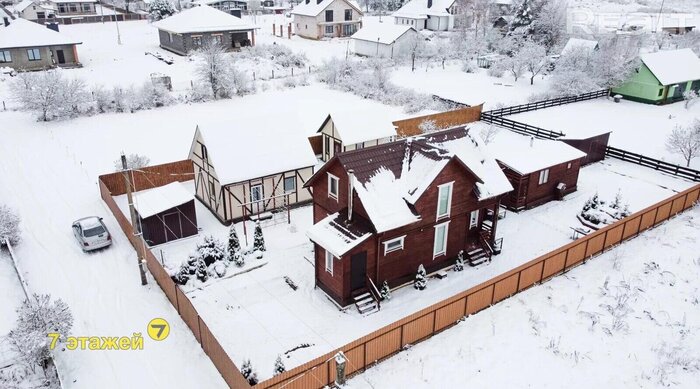 Рядом – известный санаторий, леса и озера. Недалеко от Минска продается уютная дача с гостевым домом