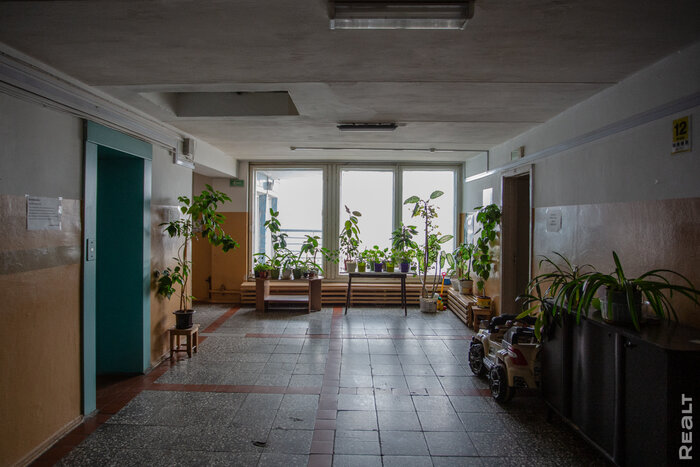 "Перед сном я мечтала о своей комнате". Белорусы рассказали о том, как десятки лет прожили в общежитии