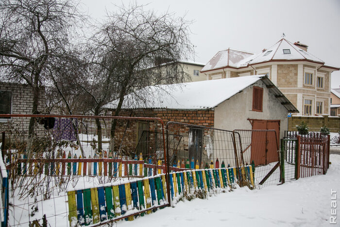 Тут находится та самая улица банкиров. Побывали в престижном коттеджном поселке, который когда-то был деревней