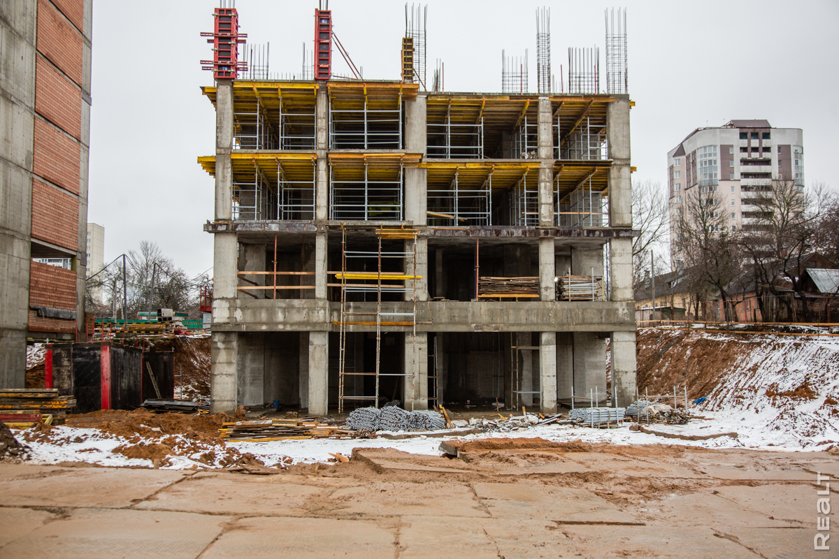 За полгода дом вырос на 14 этажей. Как строится жилой комплекс рядом с метро «Грушевка»