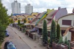 В тихом уголке Минска, который называют «кварталом хоббитов», продается дом. Как он устроен?