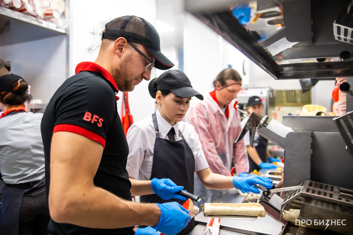 «В каком-то смысле мы продаем людям их время». CEO сети ресторанов KFC в Беларуси рассказал, как рынок общепита отреагировал на санкции и кризис