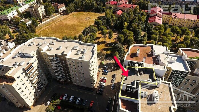 Практически свой дом на крыше! Смотрите, какая необычная двушка продается недалеко от центра Минска