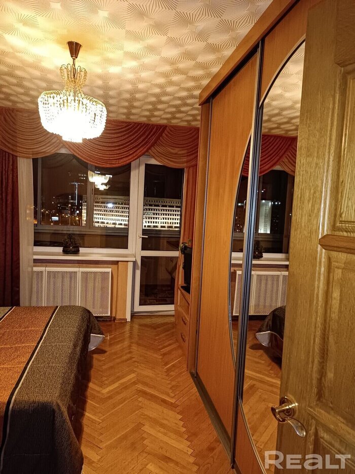 Этот километровый дом в Минске называют Брестской крепостью. Какие квартиры там продают?