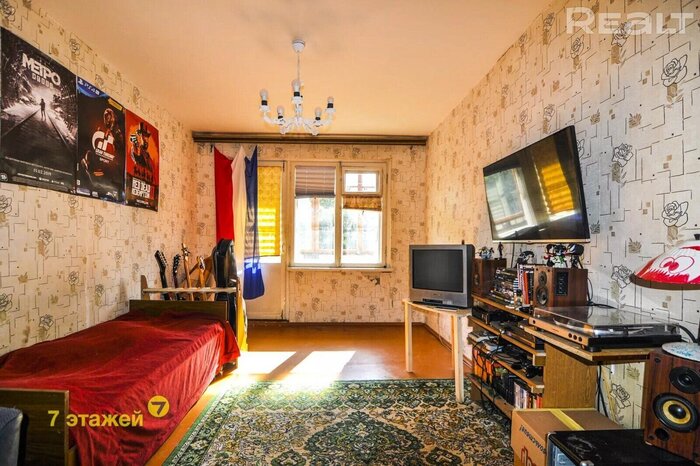 Без обоев в спальне. В Минске продается дешевая двушка «для рокера»