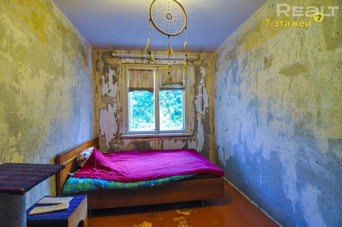 Без обоев в спальне. В Минске продается дешевая двушка «для рокера»
