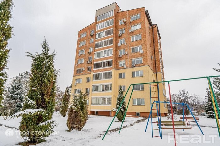 «Контингент тут живет непростой». Нашли элитный ЖК из 90-х на берегу Слепянского канала