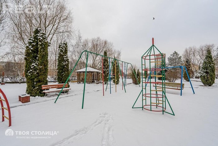 «Контингент тут живет непростой». Нашли элитный ЖК из 90-х на берегу Слепянского канала