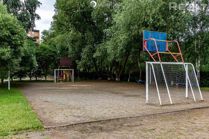 «Контингент тут живет непростой». Нашли элитный ЖК из 90-х на берегу Слепянского канала